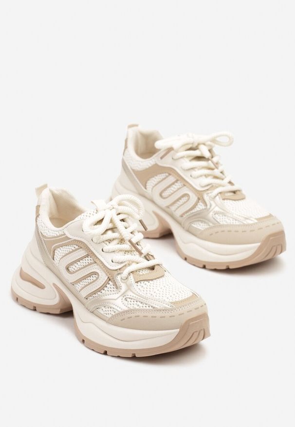 Renee - Beżowe Sneakersy na Platformie z Tłoczeniem z Geometrycznym Motywem Delothiel. Okazja: na co dzień. Kolor: beżowy. Materiał: jeans. Wzór: geometria. Obcas: na platformie