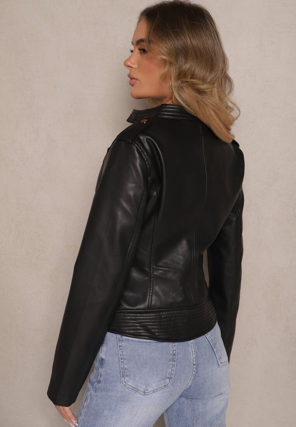 Renee - Czarna Taliowana Kurtka Typu Ramoneska ze Stójką Meloriana. Okazja: na co dzień. Typ kołnierza: kołnierzyk stójkowy. Kolor: czarny. Materiał: jeans. Styl: klasyczny, casual, elegancki