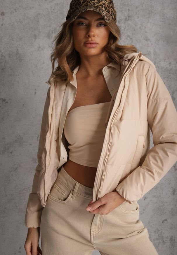 Renee - Ciemnobeżowa Pikowana Kurtka z Odpinanym Kapturem z Tkaniny Kaliran. Okazja: na spacer. Kolor: beżowy. Materiał: tkanina. Długość rękawa: długi rękaw. Długość: długie. Styl: elegancki, sportowy