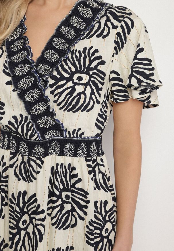 Born2be - Niebieska Wiskozowa Sukienka Rozkloszowana z Kopertowym Dekoltem w Boho Wzór Paldena. Okazja: na co dzień, na imprezę. Typ kołnierza: dekolt kopertowy. Kolor: niebieski. Materiał: wiskoza. Wzór: aplikacja. Sezon: lato. Typ sukienki: kopertowe. Styl: boho