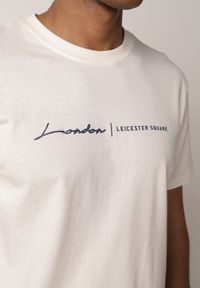 Born2be - Jasnobeżowa Koszulka T-shirt z Bawełny z Ozdobnym Nadrukiem Daphileia. Okazja: na co dzień. Kolor: beżowy. Materiał: bawełna. Długość: krótkie. Wzór: nadruk. Styl: casual #3