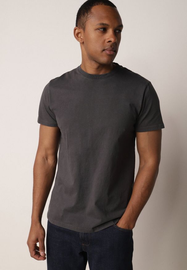 Born2be - Ciemnoszara Gładka Koszulka T-shirt z Bawełny o Prostym Kroju Sarusa. Okazja: na co dzień, na randkę. Kolor: szary. Materiał: bawełna. Wzór: gładki. Styl: casual, klasyczny