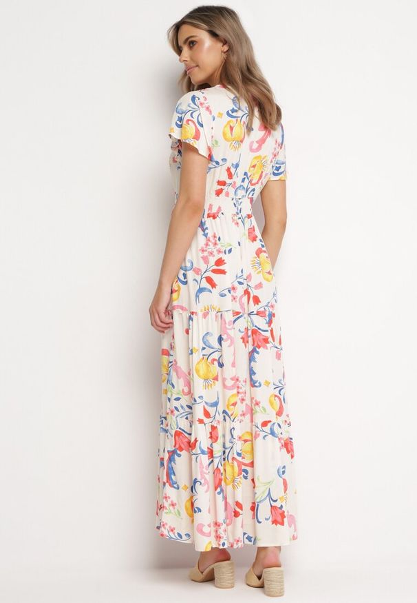 Born2be - Biała Rozkloszowana Sukienka Maxi z Wiskozy w Kwiaty z Kopertowym Dekoltem Ilitta. Kolor: biały. Materiał: wiskoza. Wzór: kwiaty. Sezon: lato. Typ sukienki: kopertowe. Długość: maxi