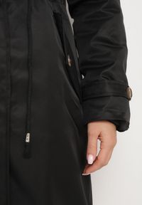 Born2be - Czarno-Beżowa Ocieplana Kurtka Parka ze Ściągaczem w Pasie z Odpinanym Futrem przy Kapturze Tintelissa. Okazja: na co dzień. Kolor: czarny. Materiał: futro. Styl: klasyczny, casual, elegancki, sportowy #5