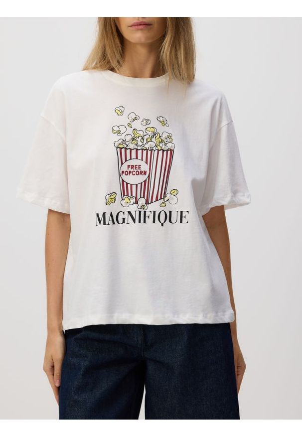 Reserved - T-shirt oversize z nadrukiem - złamana biel. Materiał: dzianina, bawełna. Wzór: nadruk