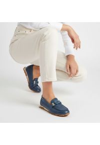 Półbuty damskie Hispanitas, ze skóry naturalnej o fakturze ziarnistej z niską cholewką i paskiem na podbiciu oraz ozdobna klamra z przodu, niebieskie. Okazja: na co dzień. Wysokość cholewki: przed kostkę. Zapięcie: klamry. Kolor: niebieski. Materiał: skóra. Szerokość cholewki: normalna. Styl: casual, elegancki #1