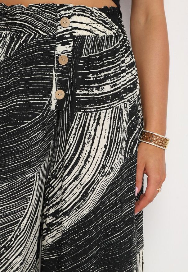 Born2be - Czarno-Białe Wiskozowe Spodnie 7/8 o Szerokim Kroju z Wysokim Stanem i Gumką w Talii Risalinse. Stan: podwyższony. Kolor: czarny. Materiał: wiskoza. Sezon: lato. Styl: elegancki