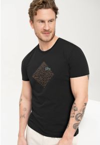 Volcano - Klasyczny t-shirt męski z nadrukiem T-SILENCE. Kolekcja: plus size. Kolor: czarny. Materiał: materiał, bawełna, włókno, skóra. Długość rękawa: krótki rękaw. Długość: krótkie. Wzór: nadruk. Styl: klasyczny #1