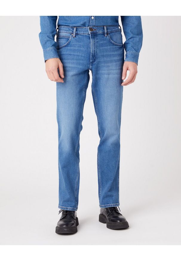 Wrangler - Spodnie jeansowe męskie WRANGLER GREENSBORO NEW FAVORITE. Okazja: do pracy, na spacer, na co dzień. Kolor: niebieski. Materiał: jeans. Styl: casual