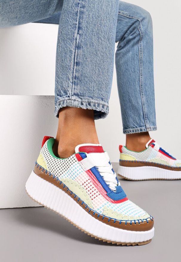 Renee - Biało-Brązowe Sneakersy na Platformie Ozdobione Nitami i Patchworkowymi Wstawkami Jeneria. Kolor: biały. Wzór: aplikacja. Obcas: na platformie