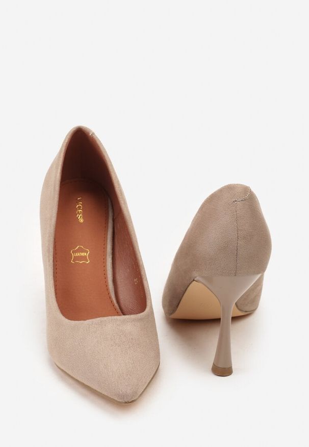 Renee - Ciemnobeżowe Szpilki Vices z Wkładką ze Skóry Naturalnej Gioriane. Okazja: na spotkanie biznesowe, na randkę, do pracy. Kolor: beżowy. Materiał: skóra. Obcas: na szpilce. Styl: biznesowy, elegancki, klasyczny