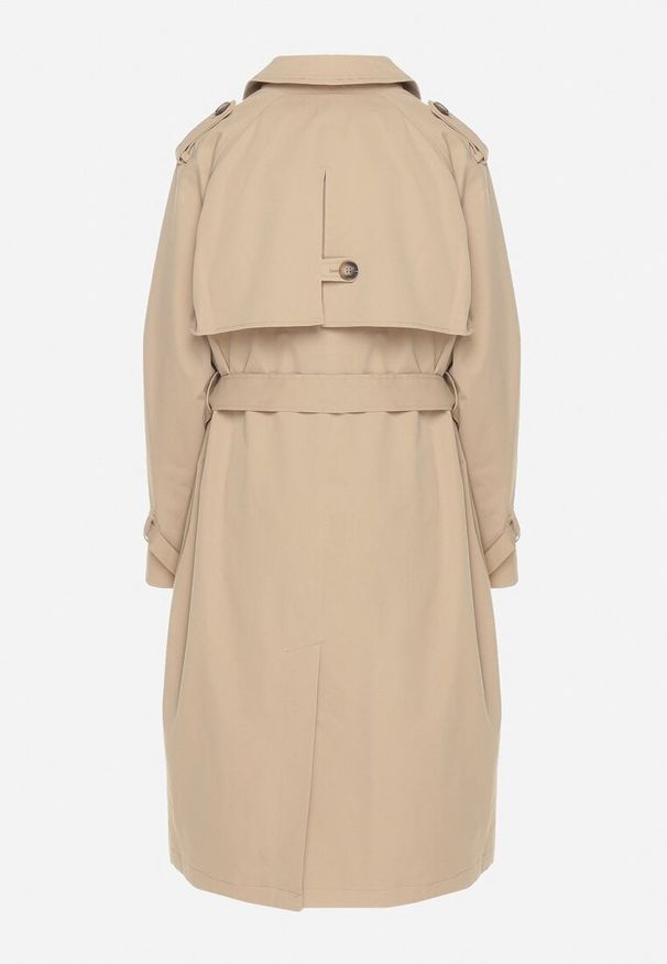 Born2be - Ciemnobeżowy Płaszcz Dwurzędowy Trencz Ozdobiony Paskiem i Pagonami Malwissa. Okazja: na co dzień. Kolor: beżowy. Materiał: jeans. Wzór: aplikacja. Sezon: jesień, wiosna. Styl: casual, elegancki