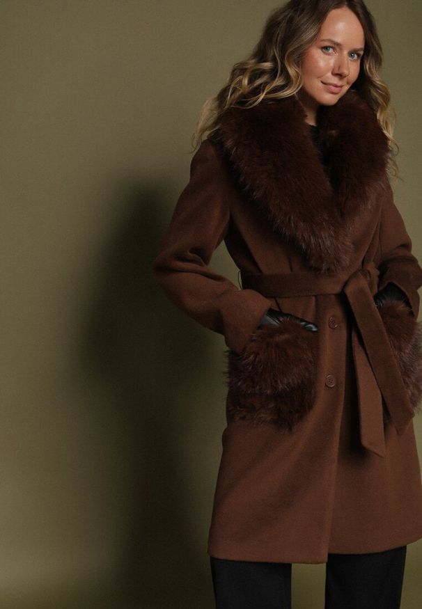 Born2be - Brązowy Płaszcz Wiązany w Talii z Futrzanym Kołnierzem i Kieszeniami Perrie. Okazja: na co dzień. Kolor: brązowy. Materiał: futro. Styl: elegancki, casual
