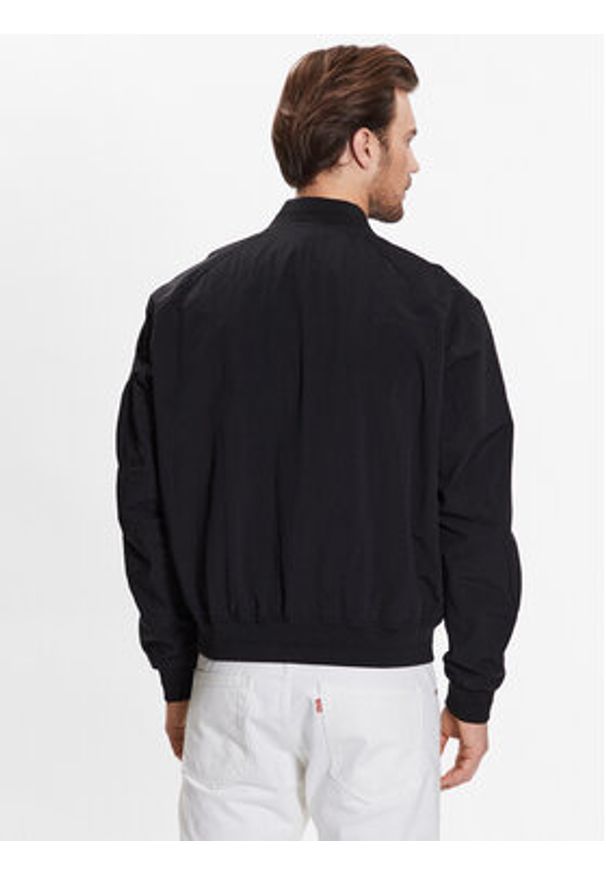 Calvin Klein Kurtka bomber Matt Crinkle Hero Bomber K10K111021 Czarny Regular Fit. Kolor: czarny. Materiał: syntetyk