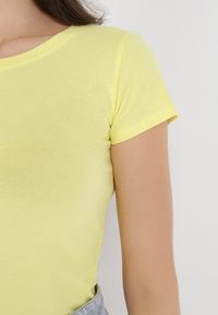 Born2be - Żółty T-shirt Eudinna. Okazja: na co dzień. Kolor: żółty. Materiał: tkanina, bawełna. Długość rękawa: krótki rękaw. Długość: krótkie. Styl: casual, klasyczny
