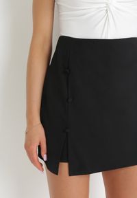 Born2be - Czarne Szorty Imitujące Spódnicę z Wysokim Stanem Shenela. Okazja: na co dzień. Stan: podwyższony. Kolor: czarny. Styl: casual #5