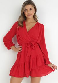 Born2be - Czerwona Sukienka Pronynome. Kolor: czerwony. Materiał: tkanina, guma. Wzór: aplikacja. Typ sukienki: kopertowe. Długość: mini #1