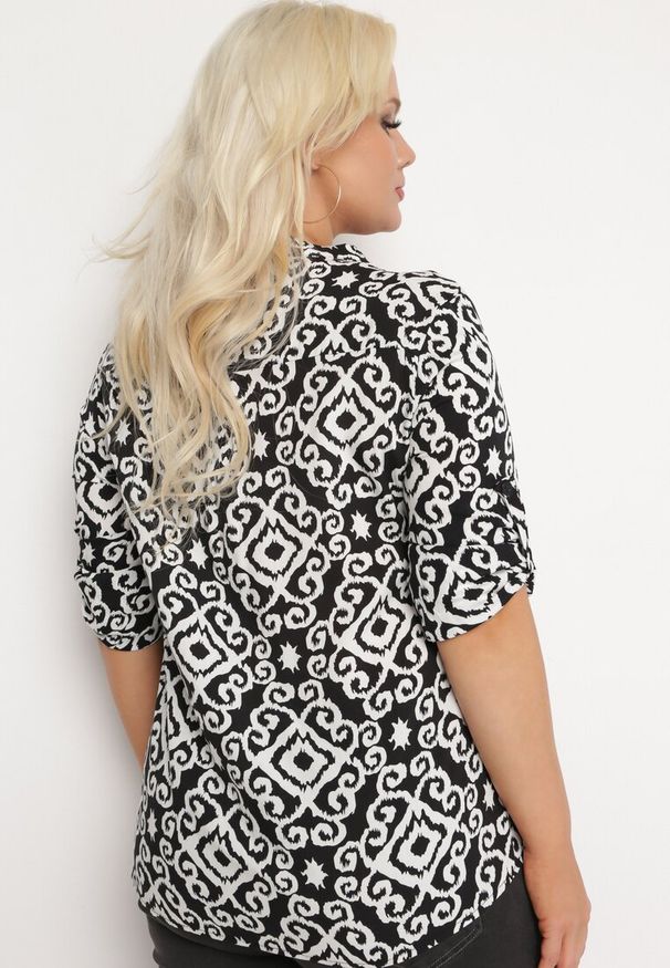 Born2be - Czarno-Biała Wiskozowa Bluzka Zapinana na Guziki w Geometryczny Print Perita. Kolor: czarny. Materiał: wiskoza. Wzór: nadruk, geometria. Sezon: lato
