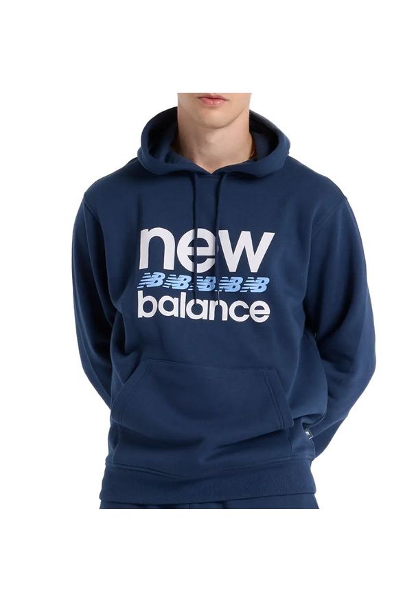 Bluza New Balance MT51941NNY - granatowa. Kolor: niebieski. Materiał: tkanina, dresówka, bawełna, materiał, poliester. Wzór: napisy, aplikacja. Styl: klasyczny