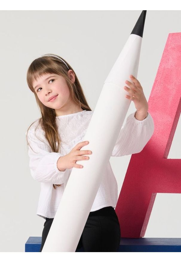 Sinsay - Bluzka z falbaną i ozdobnym haftem - biały. Kolor: biały. Wzór: haft