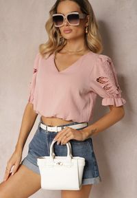 Renee - Różowa Bluzka Koszulowa z Ozdobnym Rękawem i Trójkątnym Dekoltem Janesta. Okazja: na co dzień. Kolor: różowy. Materiał: jeans, materiał. Styl: wizytowy, casual #3