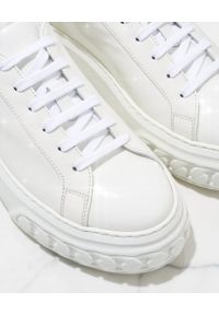 Casadei - CASADEI - Lakierowane sneakersy Off Road C Chain. Kolor: biały. Materiał: lakier. Wzór: napisy #7