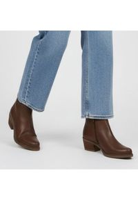 Brązowe Botki Hee Skórzane Kowbojki Damskie. Okazja: na co dzień. Kolor: brązowy. Materiał: skóra. Sezon: zima, jesień. Obcas: na obcasie. Styl: casual, elegancki. Wysokość obcasa: średni #1