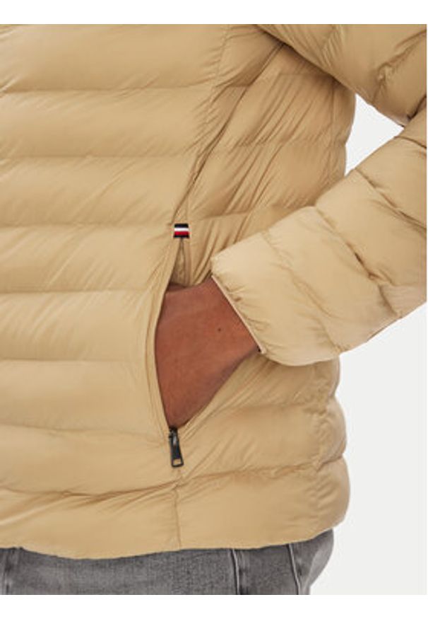 TOMMY HILFIGER - Tommy Hilfiger Kurtka przejściowa MW0MW37634 Beżowy Regular Fit. Kolor: beżowy. Materiał: syntetyk