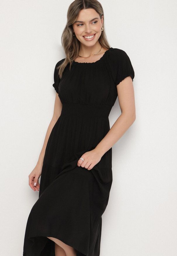 Born2be - Czarna Sukienka o Rozkloszowanym Kroju z Dekoltem Typu Łódka Miranea. Okazja: na co dzień. Kolor: czarny. Materiał: jeans. Typ sukienki: rozkloszowane, proste. Styl: casual, klasyczny