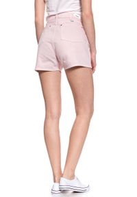 Wrangler - DAMSKIE SPODENKI WRANGLER RETRO BOY SHORT PRETTY PINK W244DM14C. Stan: podwyższony. Kolor: różowy. Styl: retro #6