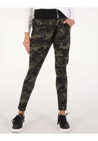 Unisono - SPODNIE MORO Z APLIKACJĄ 30-64138FM NERO. Materiał: bawełna, elastan. Wzór: moro, aplikacja #1