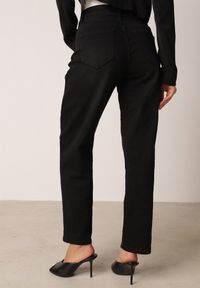 Born2be - Czarne Proste Jeansy z Wysokim Stanem z Bawełną i Domieszką Wiskozy Dhysrelle. Okazja: na co dzień, na spotkanie biznesowe. Stan: podwyższony. Kolor: czarny. Styl: casual, biznesowy, klasyczny #3