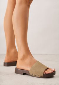 Born2be - Ciemnobeżowe Klapki Ozdobione Nitami Thronisei. Okazja: na co dzień. Kolor: beżowy. Materiał: jeans. Wzór: aplikacja. Styl: casual, klasyczny #4