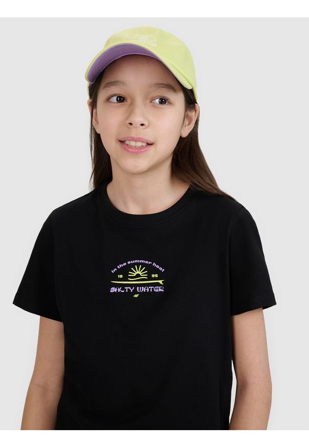 4f - 4F T-shirt regular z nadrukiem dziewczęcy - czarny 152 (11-12 lat). Okazja: na co dzień, na plażę. Kolor: czarny. Materiał: bawełna, materiał, jersey. Długość rękawa: krótki rękaw. Długość: krótkie. Wzór: nadruk. Sezon: lato. Styl: klasyczny, casual, sportowy