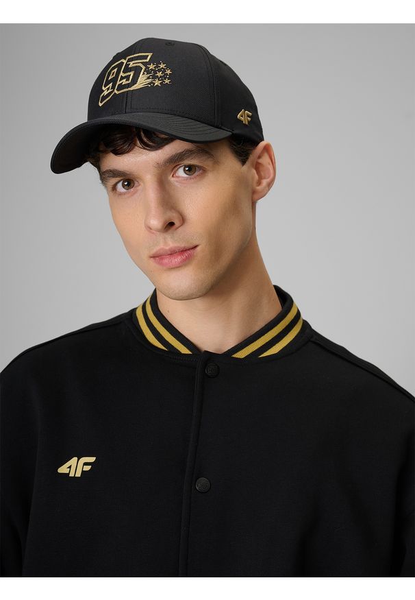 4f - 4F Czapka z daszkiem snapback uniseks 4F x Bartosz Zmarzlik - czarna S/M. Kolor: czarny. Materiał: materiał, bawełna. Wzór: haft. Styl: casual, klasyczny, sportowy