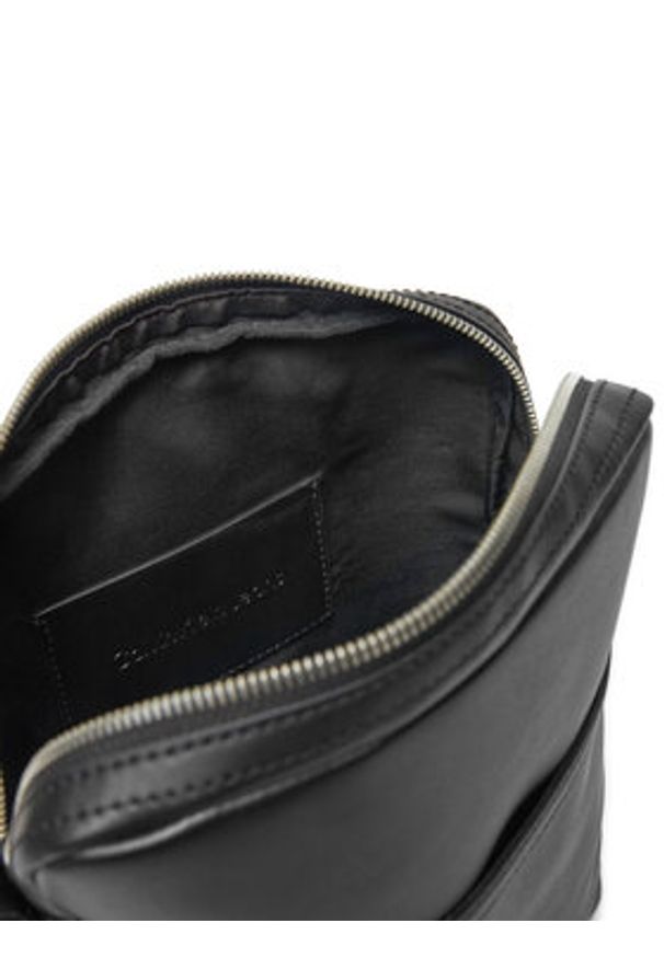 Calvin Klein Jeans Saszetka K50K512574 Czarny. Kolor: czarny. Materiał: skóra