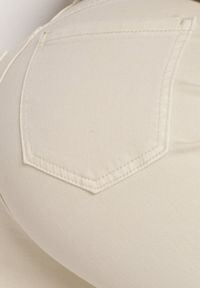 Born2be - Jasnobeżowe Jeansy o Szerokim Fasonie z Wysokim Stanem i Surowymi Krawędziami Cattia. Okazja: na co dzień. Stan: podwyższony. Kolor: beżowy. Styl: casual #6