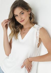 Born2be - Biała Bluzka Top z Ażurową Falbanką Wokół Ramion z Tkaniny Plumeti Vinda. Kolor: biały. Materiał: tkanina. Długość rękawa: bez rękawów. Wzór: ażurowy #4