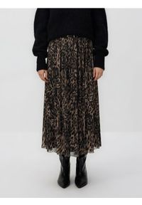 Reserved - Plisowana spódnica z paskiem - ciemnobrązowy. Kolor: brązowy. Materiał: dzianina