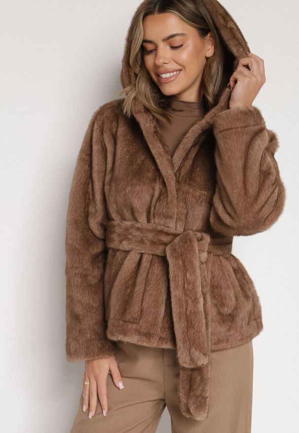 Born2be - Jasnobrązowa Kurtka Futerko z Kapturem i Wiązanym Paskiem Zetara. Okazja: na spacer, na co dzień. Typ kołnierza: kaptur. Kolor: brązowy. Materiał: futro. Styl: casual, klasyczny