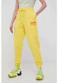 Diadora spodnie bawełniane kolor żółty z nadrukiem. Kolor: żółty. Materiał: bawełna. Wzór: nadruk