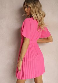 Renee - Fuksjowa Sukienka Plisowana z Paskiem i Kopertowym Dekoltem Azelea. Kolor: różowy. Materiał: materiał. Typ sukienki: kopertowe #4