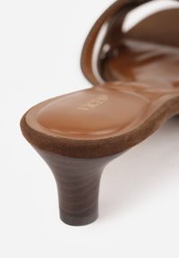 Renee - Brązowe Klapki na Kaczuszce VICES Ozdobione Geometryczną Cholewką Nedanoire. Okazja: na randkę, na spacer. Kolor: brązowy. Wzór: geometria, aplikacja. Obcas: na szpilce. Styl: boho. Wysokość obcasa: średni #7