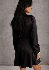 Renee - Czarna Bawełniana Sukienka VICES z Satyny z Kopertowym Dekoltem Cunelia. Okazja: na co dzień. Typ kołnierza: dekolt kopertowy. Kolor: czarny. Materiał: satyna, bawełna. Długość rękawa: długi rękaw. Typ sukienki: kopertowe. Styl: casual, elegancki #7