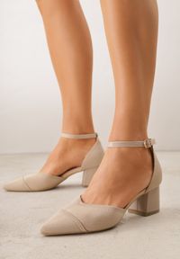 Renee - Ciemnobeżowe Czółenka ze Sportowej Tkaniny VICES na Słupku z Paskiem przy Kostce Loraira. Zapięcie: pasek. Kolor: beżowy. Materiał: tkanina. Obcas: na słupku. Styl: sportowy #1