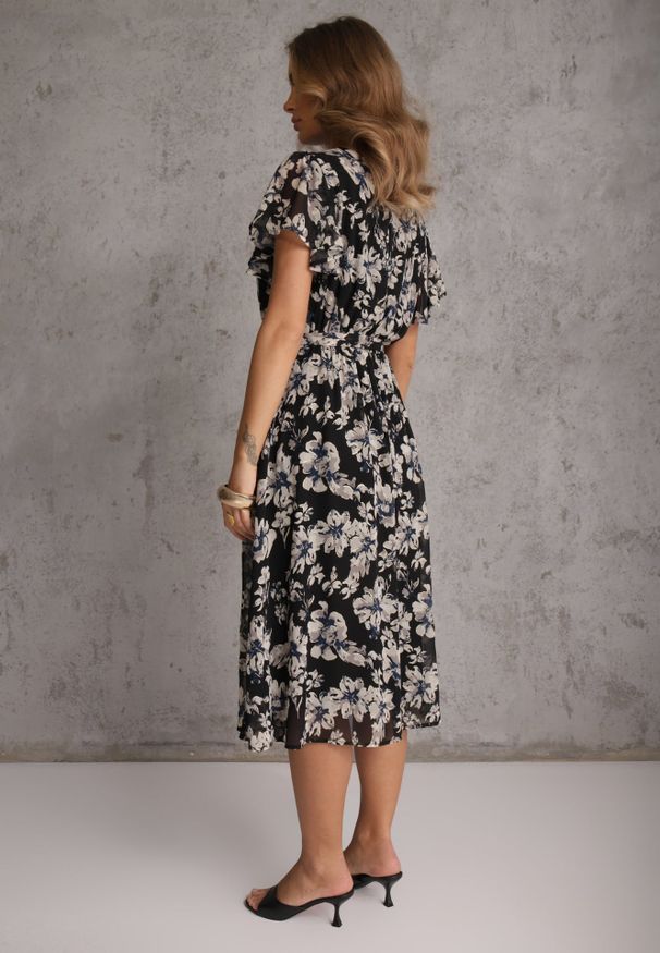 Renee - Czarna Kopertowa Sukienka z Wiązanym Paskiem w Kwiatowy Print z Brokatem Runewea. Okazja: na randkę. Kolor: czarny. Wzór: kwiaty, nadruk. Typ sukienki: kopertowe. Styl: boho