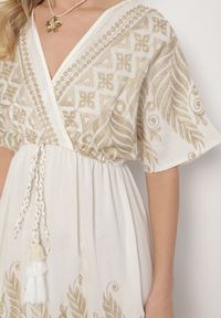 Born2be - Biała Kopertowa Sukienka z Wiskozy Ozdobiona Frędzlami Redare. Okazja: na co dzień. Typ kołnierza: dekolt w serek. Kolor: biały. Materiał: wiskoza. Wzór: aplikacja. Typ sukienki: kopertowe. Styl: boho, casual, klasyczny #5