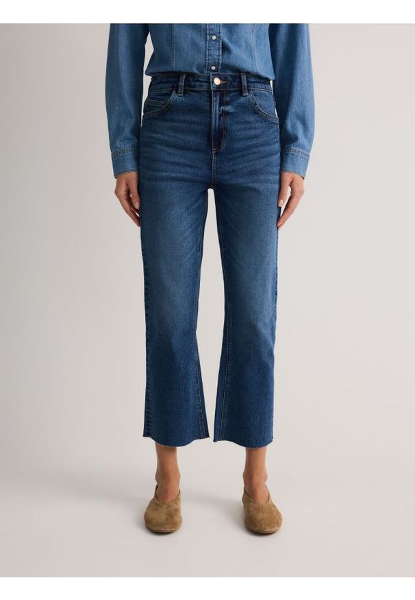 Reserved - Jeansy flare petite - niebieski. Kolekcja: petite. Kolor: niebieski
