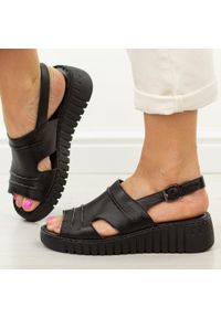 POTOCKI - Czarne sandały damskie Potocki 12822. Okazja: na co dzień, na spacer. Kolor: czarny. Materiał: skóra. Sezon: wiosna, lato. Obcas: na platformie. Styl: wakacyjny, casual, klasyczny, elegancki #1