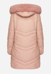 Born2be - Różowa Pikowana Kurtka z Odpinanym Kapturem Ocieplana Futrem Jackilaine. Okazja: na co dzień. Kolor: różowy. Materiał: futro. Długość rękawa: długi rękaw. Długość: długie. Sezon: zima. Styl: casual, elegancki #6